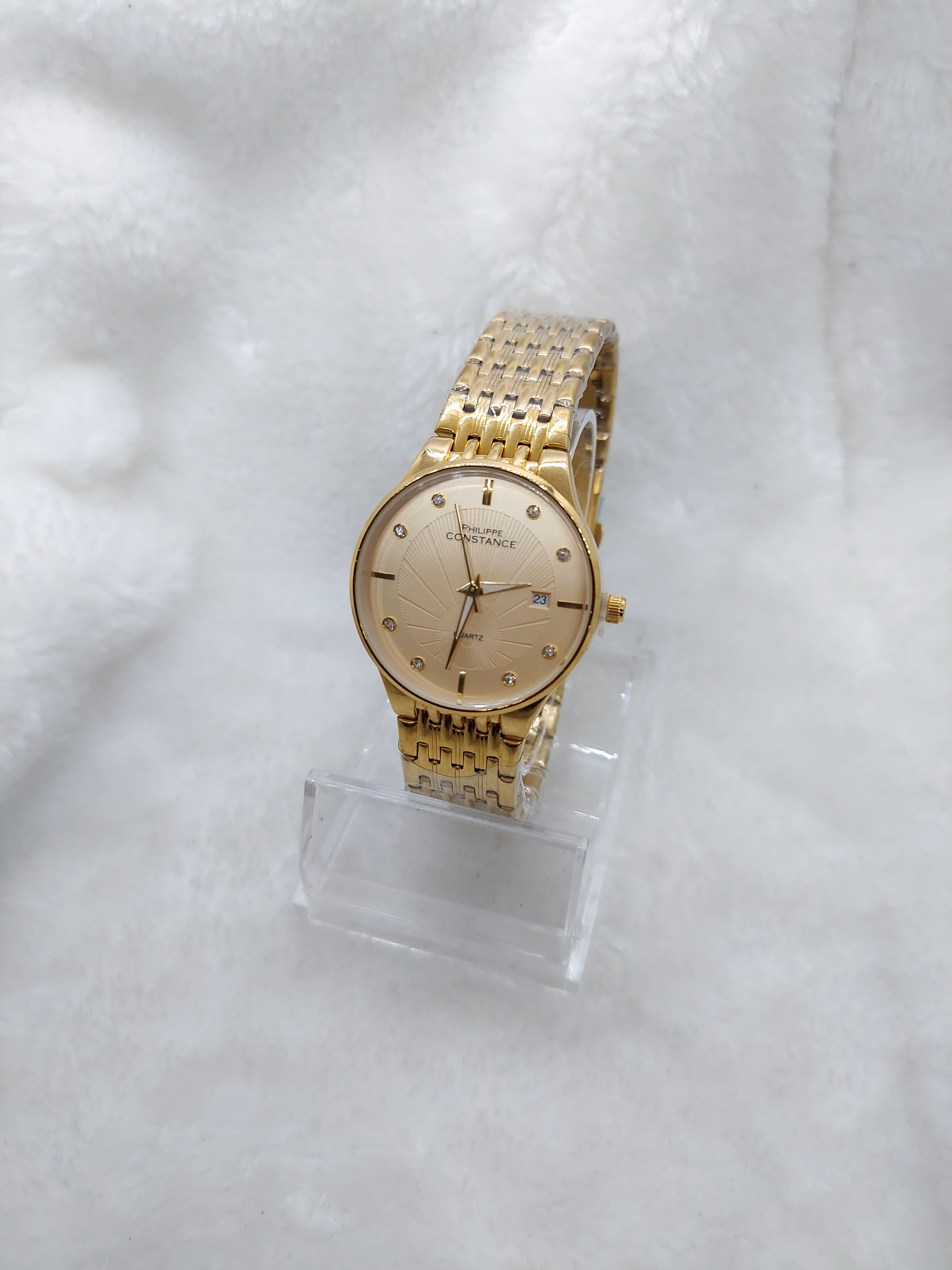 Montre ronde doré avec date