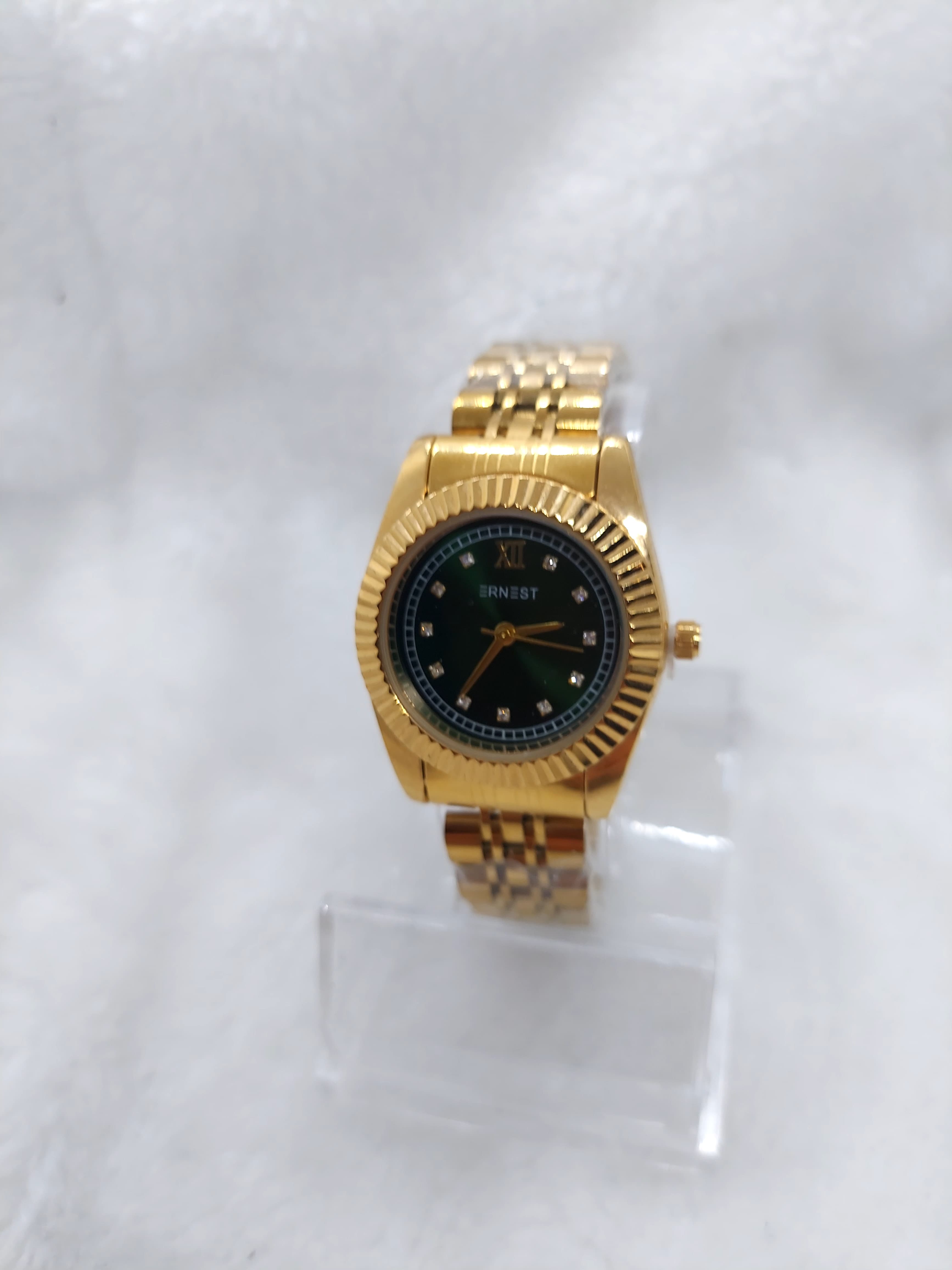 Montre ronde doré fond vert