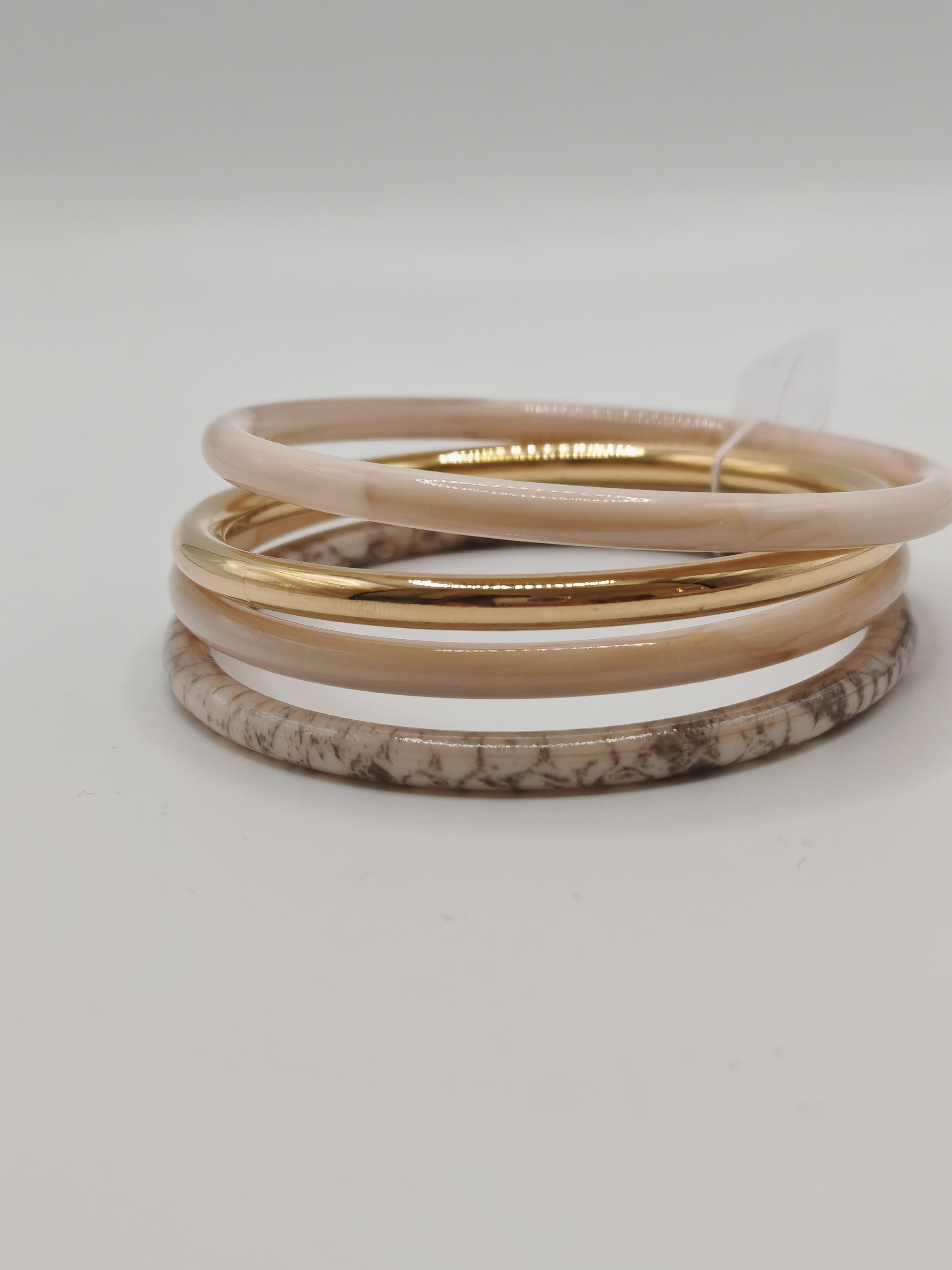 bracelets avec differentes couleurs couleur